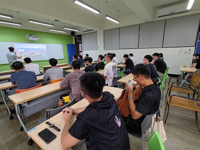 [活動成果照片] 112-1機電系英語角落-To further study at the University of Adelaide圖片