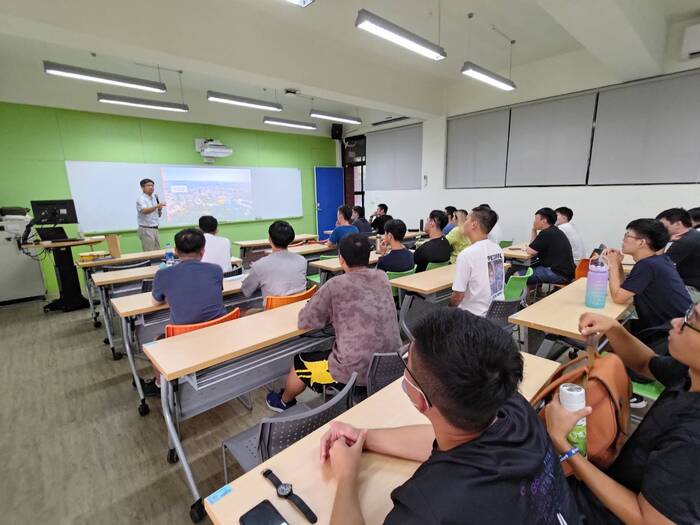 [活動成果照片] 112-1機電系英語角落-To further study at the University of Adelaide圖片