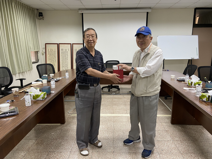 光灼華教授代表固力組對 任明華教授致贈謝禮圖片