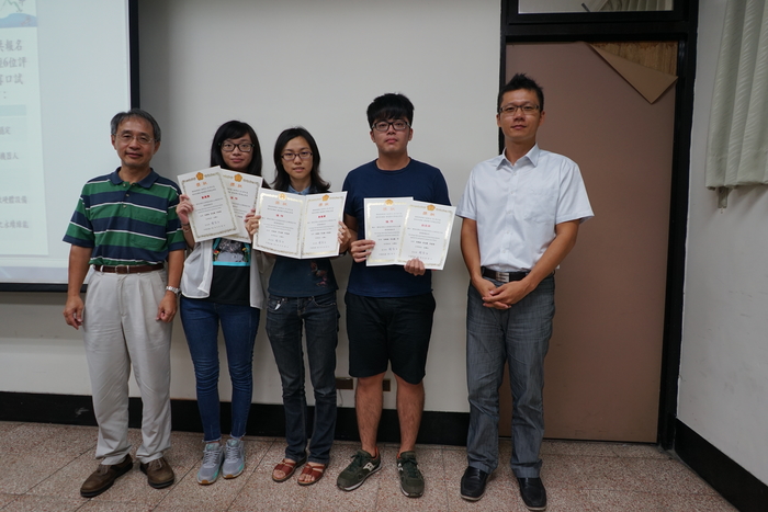 [榮譽]105學年度專題製作獲獎組別頒獎照片圖片