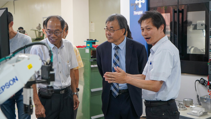 1080930校長參訪機電系與機械實習工廠重新開幕圖片
