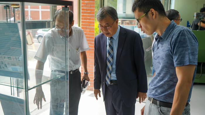 1080930校長參訪機電系與機械實習工廠重新開幕圖片