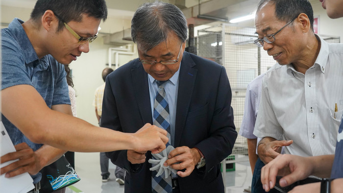 1080930校長參訪機電系與機械實習工廠重新開幕圖片