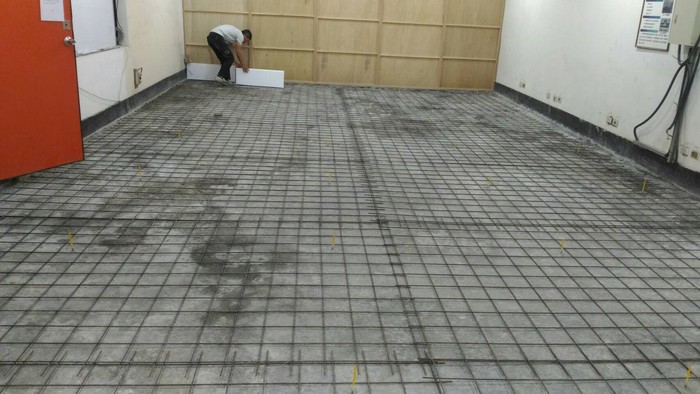 [施工]實習工廠地板施工作業進行中，預定108年9月完工，如有加工需求請洽系辦圖片