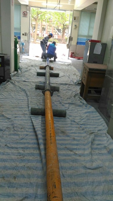 [施工]實習工廠地板施工作業進行中，預定108年9月完工，如有加工需求請洽系辦圖片