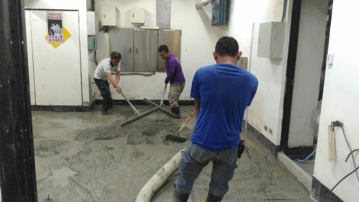 [施工]實習工廠地板施工作業進行中，預定108年9月完工，如有加工需求請洽系辦圖片