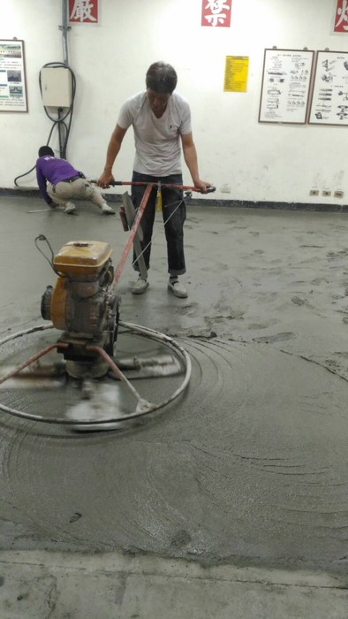 [施工]實習工廠地板施工作業進行中，預定108年9月完工，如有加工需求請洽系辦圖片